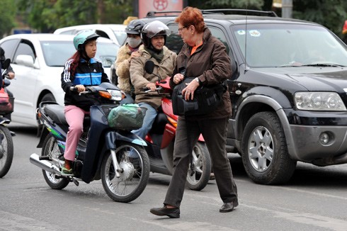 Vạch kẻ đường cho người đi bộ luôn được người nước ngoài tuân thủ đi đúng luật nhưng vẫn phải dè chừng lách qua từng làn xe máy phóng vèo vèo trên phố Đinh Tiên Hoàng.
